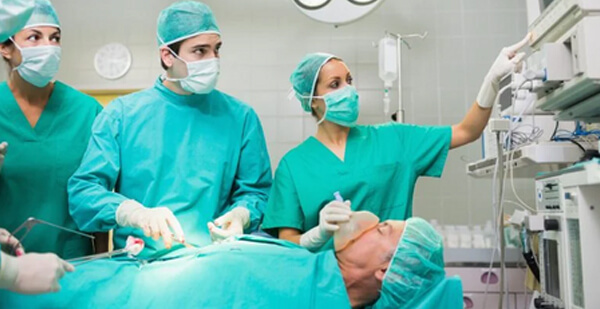 Photo of an OR operating on patient